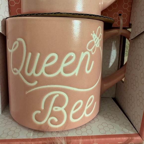 2 Set beautiful pink QUEEN mugs - Picture 2 of 5